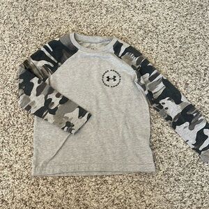 Boys Size 4 long sleeve Under Armour tshirt